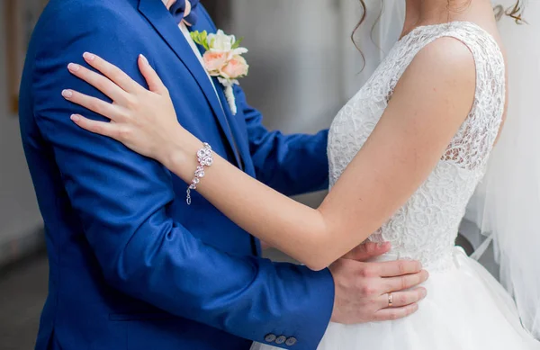 The bride and groom stand together — Stock Photo, Image