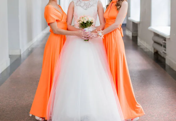 Sposa con amiche in abiti arancioni — Foto Stock