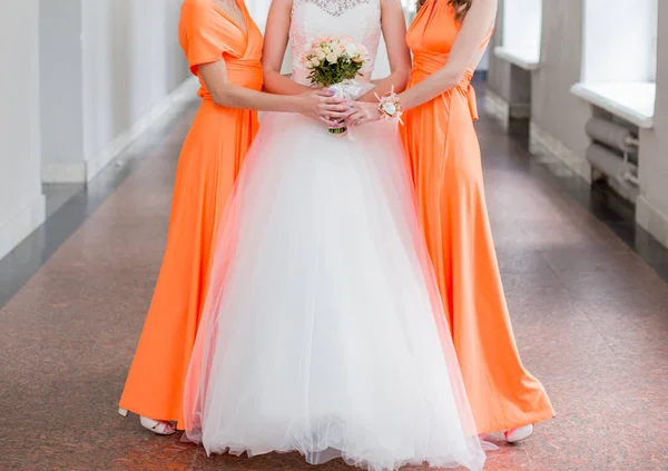 Noiva com namoradas em vestidos laranja — Fotografia de Stock