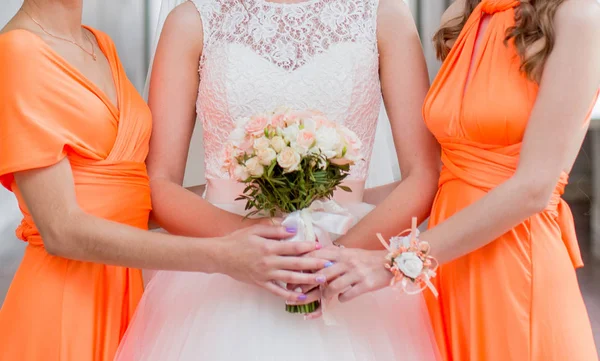 Noiva com namoradas em vestidos laranja — Fotografia de Stock