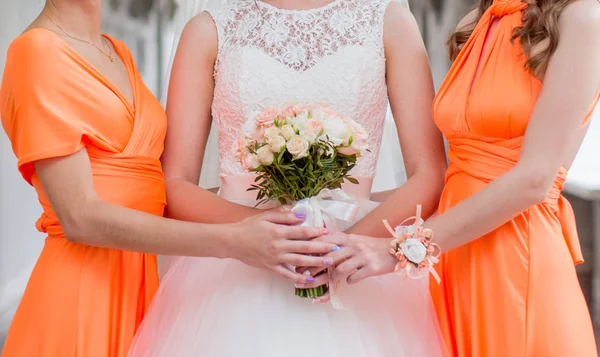 Sposa con amiche in abiti arancioni — Foto Stock