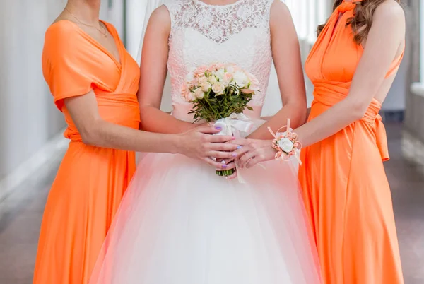 Sposa con amiche in abiti arancioni — Foto Stock