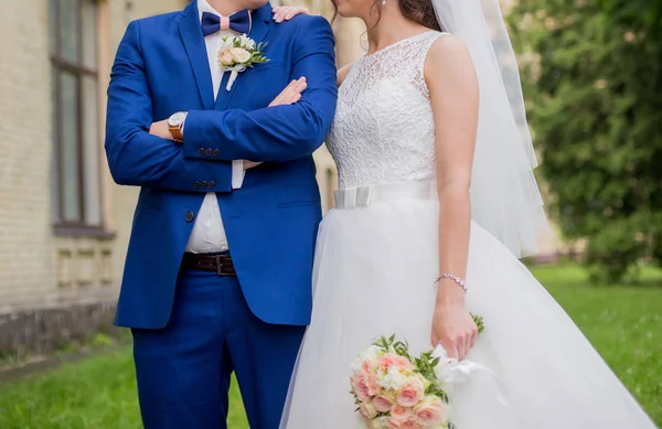 Жених и невеста стоят вместе в парке — стоковое фото