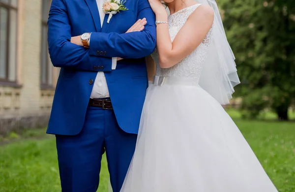 Bruden och brudgummen står tillsammans i parken — Stockfoto