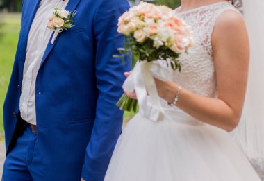 Gelin ve damat birlikte parkta stand