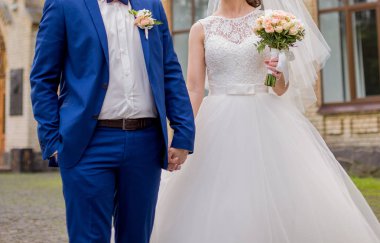 Gelin ve damat birlikte parkta stand