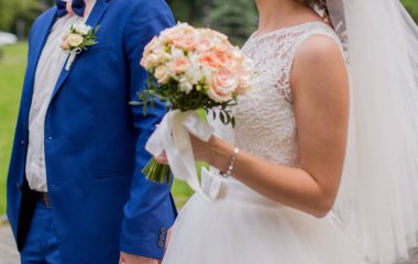 Gelin ve damat birlikte parkta stand