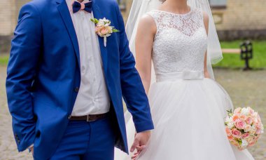 Gelin ve damat birlikte parkta stand