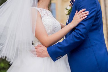 Gelin ve damat birlikte parkta stand