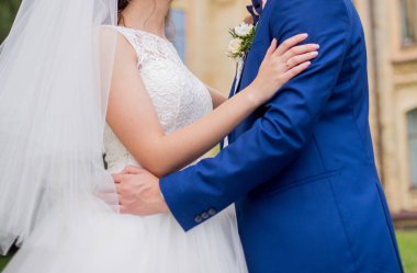 Gelin ve damat birlikte parkta stand