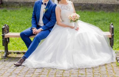 Gelin ve damat parkta bir bankta oturup