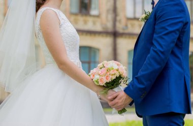 Gelin ve damat parkta elele