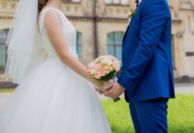 Gelin ve damat parkta elele