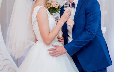 Gözlük tutan damat ile gelin