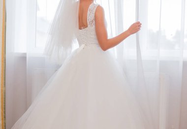 Pencerenin yanında sırt ile gelin stand