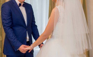 Gelin Damat odaya eller tutuyor