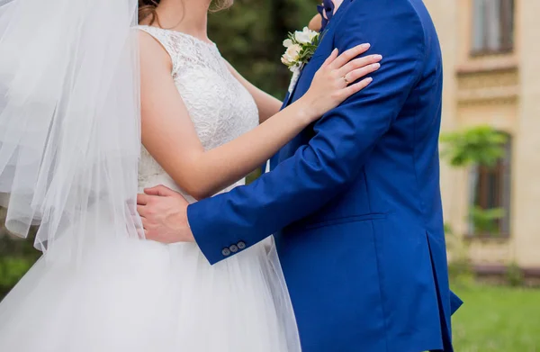 De bruid en bruidegom staan samen in het park — Stockfoto