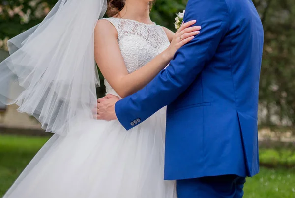 La novia y el novio están juntos en el parque — Foto de Stock