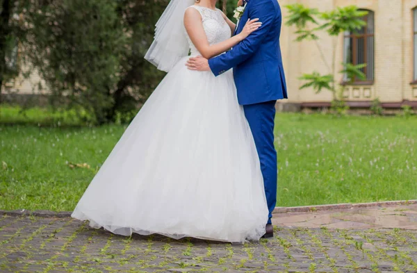 The bride and groom stand together — Stock Photo, Image