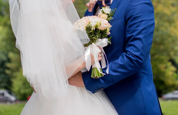 Braut und Bräutigam stehen zusammen — Stockfoto