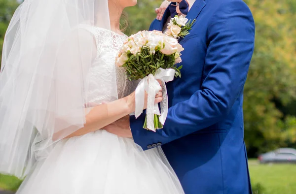 Η νύφη και ο γαμπρός ενωμένοι — Φωτογραφία Αρχείου