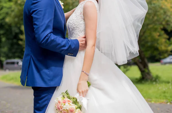 Braut und Bräutigam stehen zusammen — Stockfoto