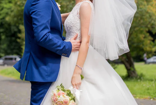 The bride and groom stand together — Stock Photo, Image