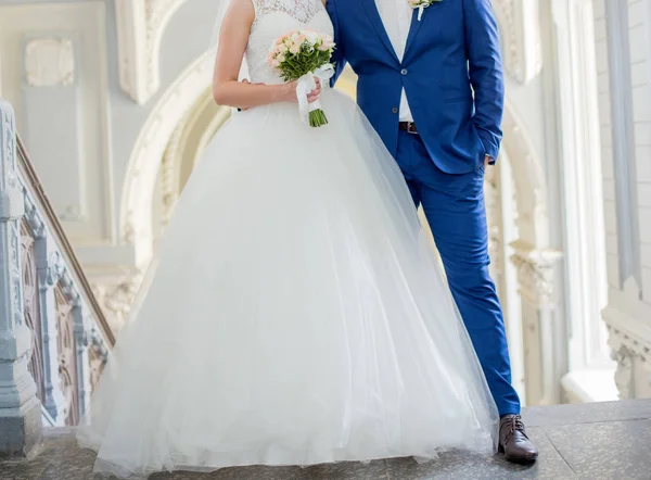 The bride and groom stand together — Stock Photo, Image