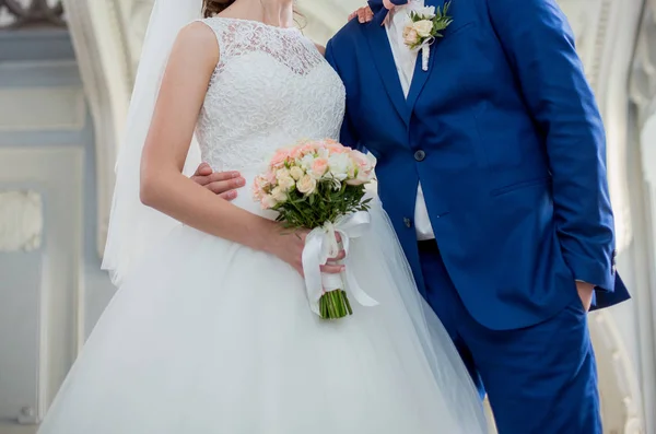 La novia y el novio están juntos — Foto de Stock