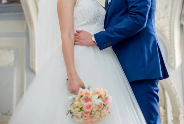 The bride and groom stand together — Stock Photo, Image