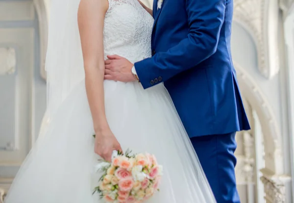 De bruid en bruidegom staan samen — Stockfoto