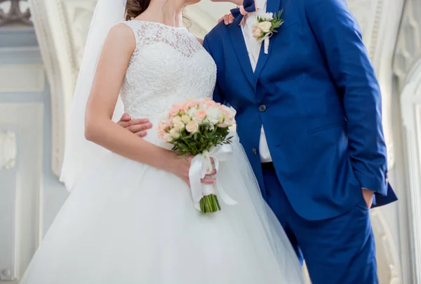 De bruid en bruidegom staan samen — Stockfoto