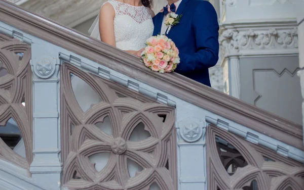 La novia y el novio están juntos en las escaleras — Foto de Stock