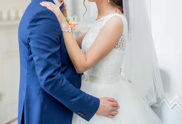 Bruden och brudgummen står tillsammans — Stockfoto