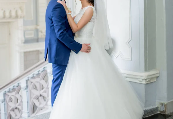 The bride and groom stand together — Stock Photo, Image