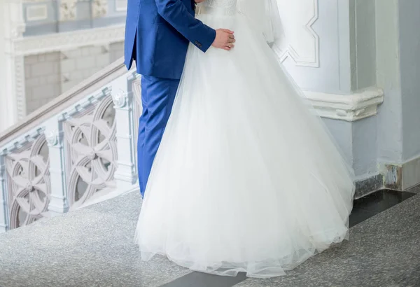 Наречений і наречений стоять разом — стокове фото