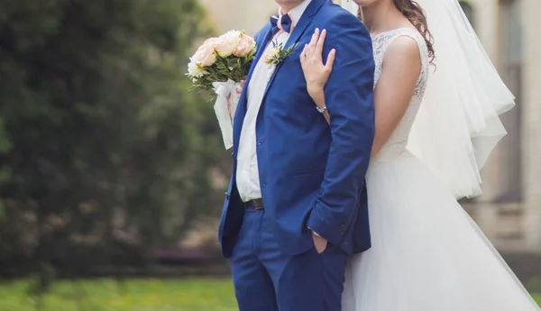 Nevěsta a ženich stojí při sobě — Stock fotografie