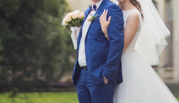 The bride and groom stand together — Stock Photo, Image