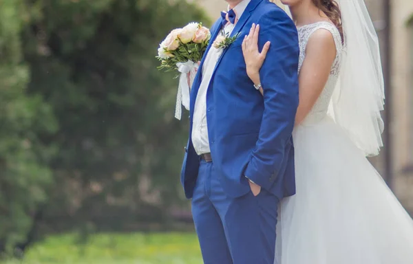 A menyasszony és a vőlegény állvánnyal együtt — Stock Fotó