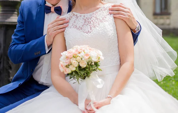 Жених взял невесту за плечи — стоковое фото