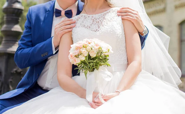 Der Bräutigam nahm die Braut bei den Schultern — Stockfoto