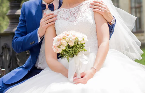 El novio tomó a la novia por los hombros —  Fotos de Stock