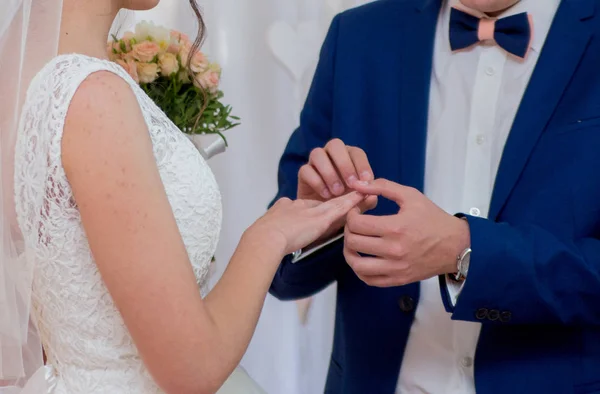 Ο νεόνυμφος φορά ένα δαχτυλίδι για τη νύφη — Φωτογραφία Αρχείου