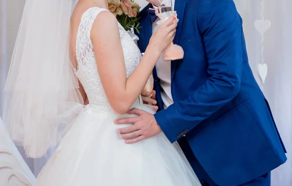 Невеста с женихом в очках — стоковое фото