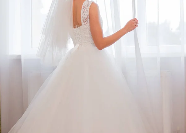 Невеста стоит спиной к окну — стоковое фото