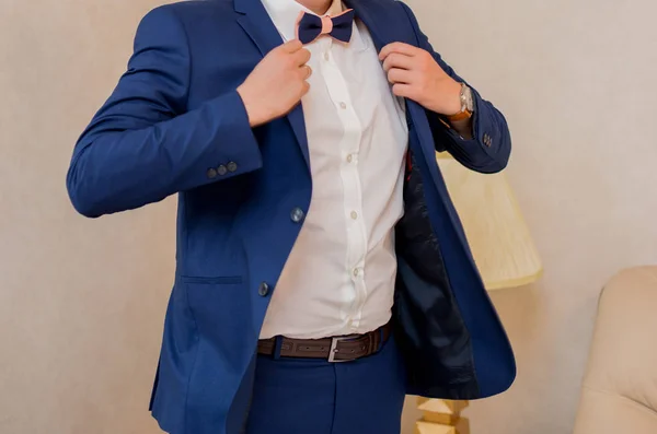 A man dresses a suit jacket — Stock Photo, Image