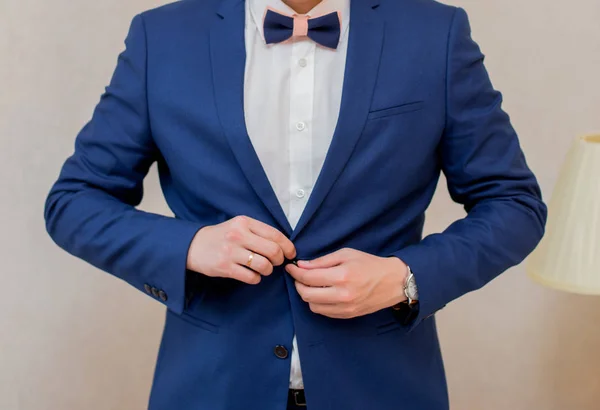 A man dresses a suit jacket — Stock Photo, Image