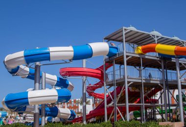 Aquapark otel havuzunda mavi su ile görünümünü 
