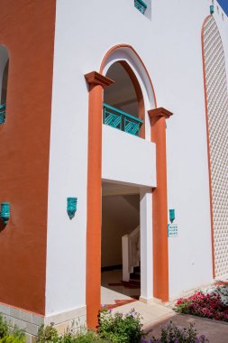 resort otel dış parlak güneş ışığı altında doğal görünümünü
