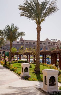 resort otel dış parlak güneş ışığı altında doğal görünümünü